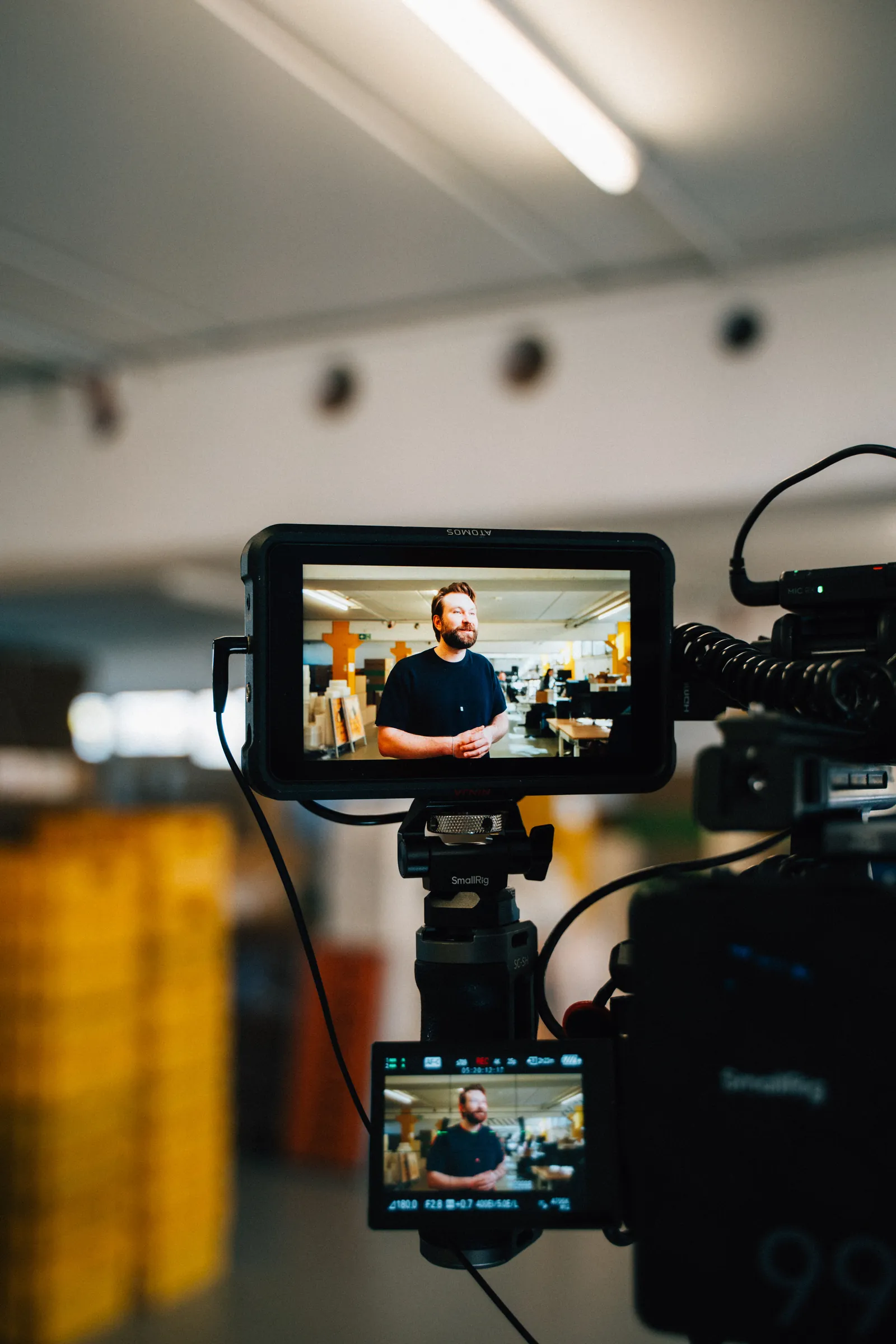 Kamera beim Videodreh, auf dem Kontrollmonitor ist Leon von djoon zu sehen.