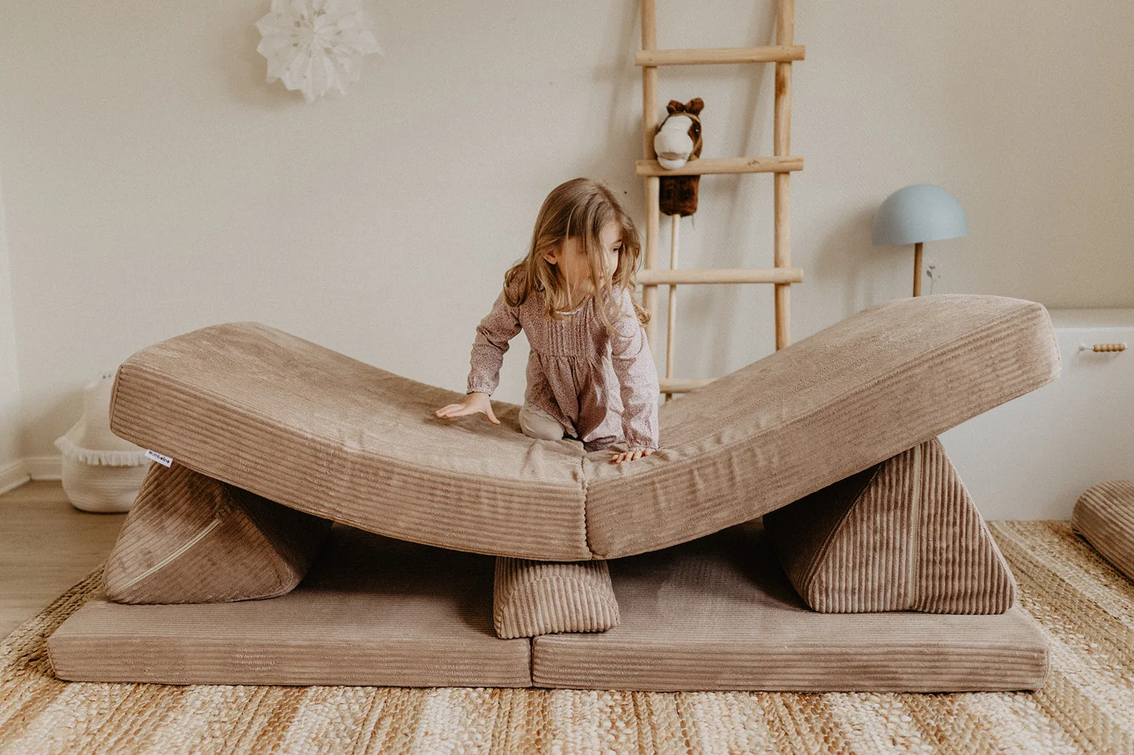 Dreams4Kids: Mädchen spielt auf einem Spielsofa