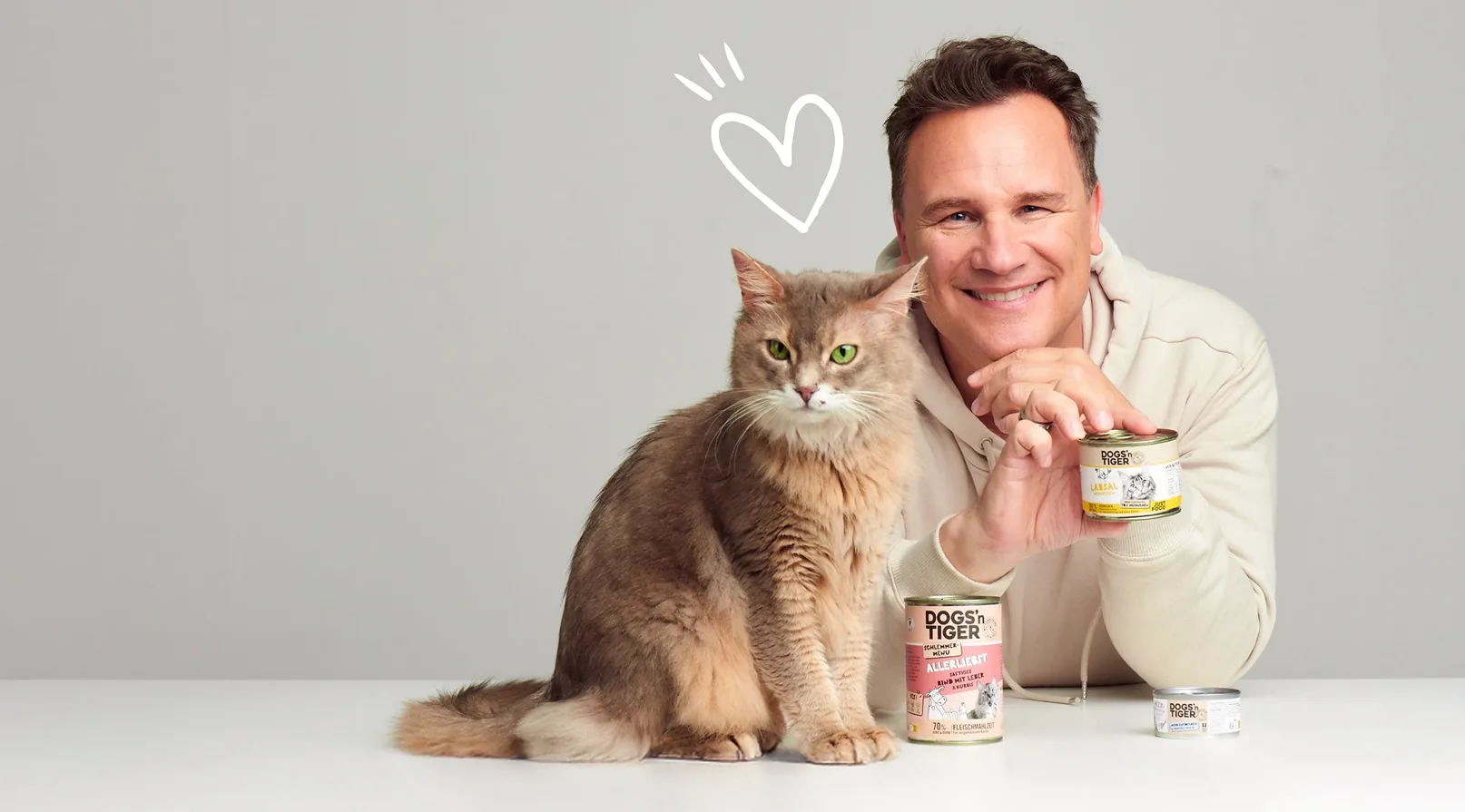 Mann mit Katze und Futterdosen von Dogs’n Tiger
